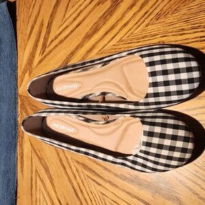 Lane Bryant 11w black and white flats